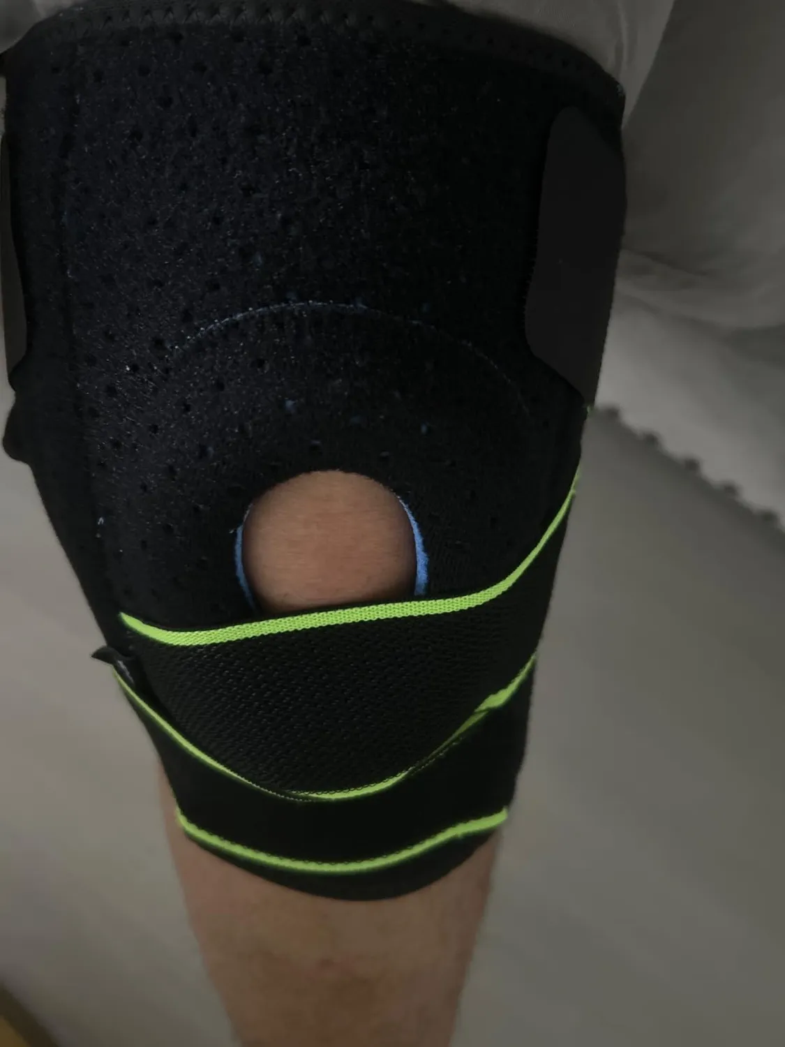 Bodyprox Tutore Ginocchio Ginocchiera S/M con Stabilizzatori e Gel